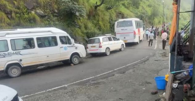 उत्तरकाशी: भू-धंसाव से यमुनोत्री हाईवे कई जगह बाधित, धाम समेत 12 गांवों की बिजली आपूर्ति भी ठप