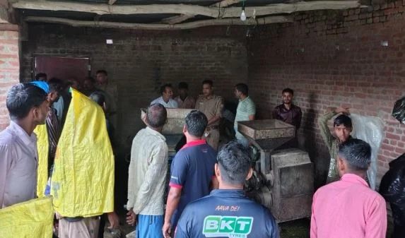 लखीमपुर खीरी में बड़ा हादसा: बारिश से कच्चे मकान की दीवार गिरी, पति-पत्नी और मासूम पुत्र की मौत
