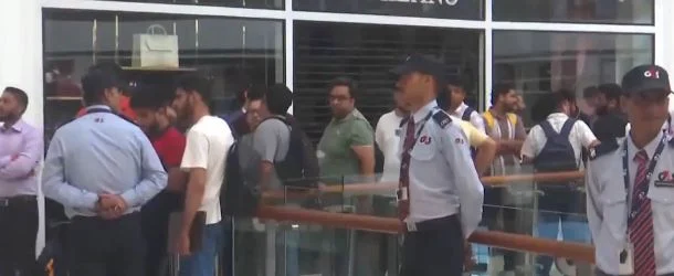 आईफोन-18 और प्रो मैक्स की दीवानगी, खरीदने के लिए एपल स्टोर के बाहर रात से ही लगीं लंबी कतारें