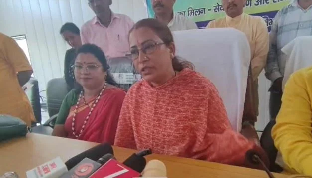 चमोली: कर्णप्रयाग पहुंचीं मंत्री रेखा आर्य, 1078 आंगनबाड़ी केंद्रों में होने वाले ‘आंगन का मिलन’ कार्यक्रम की