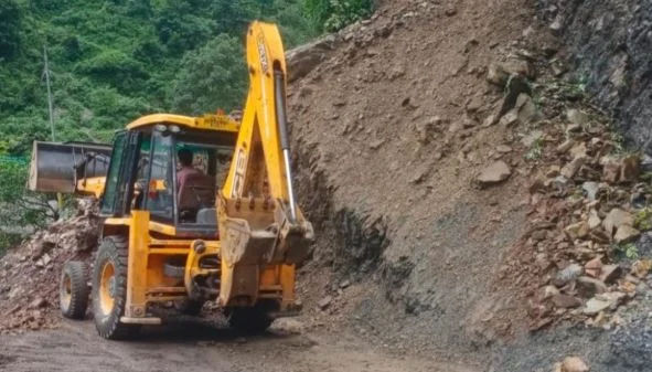 उत्तराखंड: प्रदेश में फिर करवट बदलेगा मौसम, 6 जिलों में भारी बारिश की चेतावनी, 108 सड़कें बंद