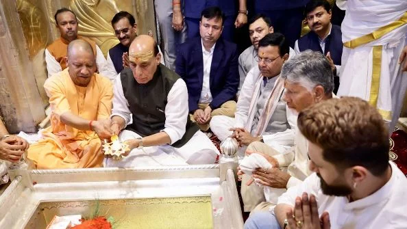 काशी विश्वनाथ धाम में विशेष पूजा: CM योगी और रक्षामंत्री ने बांटा केक, नायडू व चिराग पासवान भी रहे मौजूद