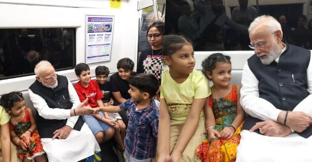 दिल्ली: 11 साल में 13वीं बार मेट्रो में सफर पर निकले पीएम मोदी, छात्रों और यात्रियों से की बातचीत
