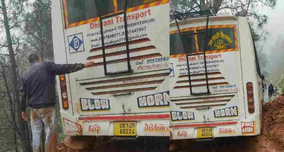 टिहरी में हादसा: भूस्खलन की चपेट में आकर तीन घंटे सड़क पर फंसी रही बस