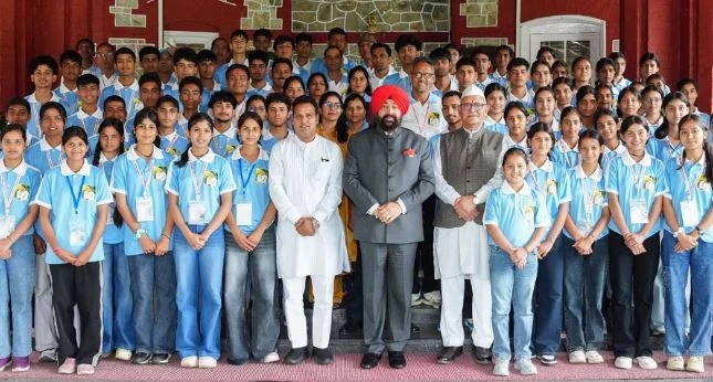 देहरादून: राज्यपाल से मिले देवप्रयाग के मेधावी छात्र-छात्राएं, भारत दर्शन यात्रा के लिए दी शुभकामनाएं