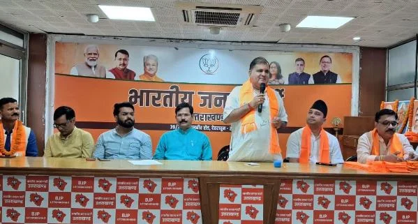 उत्तराखंड: चंपावत नगर पंचायत अध्यक्ष समेत 31 नेताओं ने थामा BJP का दामन
