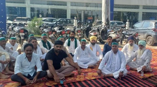 रुड़की: हफ्तेभर में नई कार ने दिया धोखा, ठीक नहीं करने पर फूटा गुस्सा, शोरूम के बाहर धरने पर बैठा वाहन मालिक