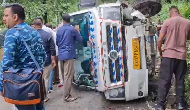 मसूरी-देहरादून मार्ग पर हादसा: गलोगी के पास ब्रेक फेल होने से पलटा टेम्पो ट्रैवलर, 17 यात्री थे सवार