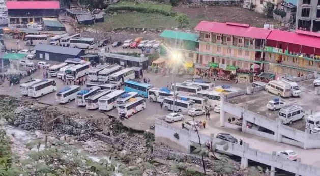 उत्तराखंड: 2 दिन बाद फिर शुरू हुई चारधाम यात्रा, मौसम साफ होने पर प्रशासन ने हटाई रोक, यात्रियों को राहत