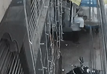 दिल्ली इमारत हादसे को लेकर HC में याचिका, आज ही हो सकती है सुनवाई
