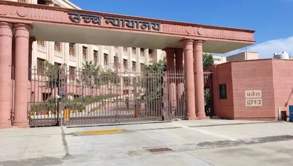 स्कूल वाहनों की सुरक्षा पर HC सख्त:- DM और मुख्य सचिव को दिया ये आदेश, एक माह में मांगी अनुपालन रिपोर्ट
