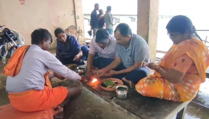पूर्णिमा श्राद्ध पर शाम को जलाएं इतने दीपक, पितरों का मिलेगा आशीर्वाद!