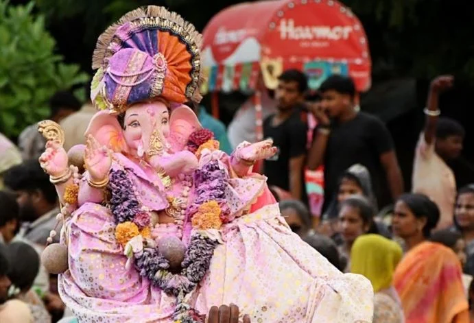 मुंबई में गणेशोत्सव का समापन, बप्पा के विसर्जन में उमड़ी हस्तियां, पालघर में कंटेंट क्रिएटर डूबा