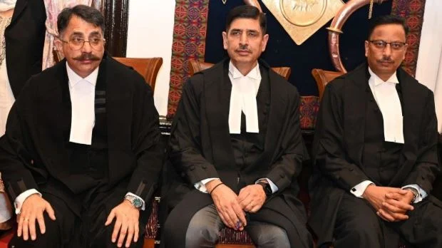 हिमाचल हाईकोर्ट में बढ़ी न्यायिक ताकत, 3 नए जजों ने ली शपथ, जानें किसका कैसा रहा न्यायिक सफर