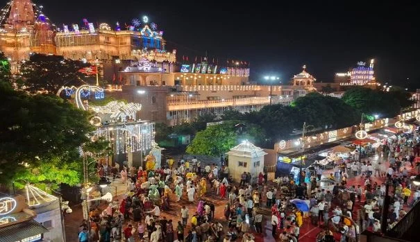 जन्माष्टमी 2026: कान्हा के जन्म के साथ उत्सव का उल्लास, मथुरा में श्रद्धालुओं की भारी भीड़