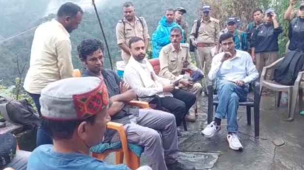 कर्णप्रयाग: 9 किमी पैदल चलकर सकंड गांव पहुंचे डीएफओ-एसडीएम, ग्रामीणों को सड़क की मंजूरी का दिया लिखित आश्वासन