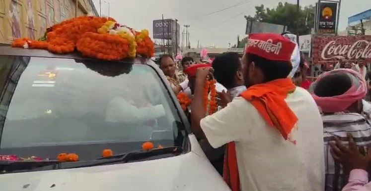 अयोध्या- 51 किलो की विशाल फूलों की माला एवं राधा-कृष्ण की स्मृति-चिह्न भेंट कर सांसद धर्मेंद्र यादव का भव्य स्वागत:- सरोज यादव