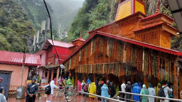 मौसम का रेड अलर्ट: गंगोत्री-यमुनोत्री धाम की यात्रा अस्थायी रूप से रोकी गई, बदरीनाथ-केदारनाथ यात्रा जारी