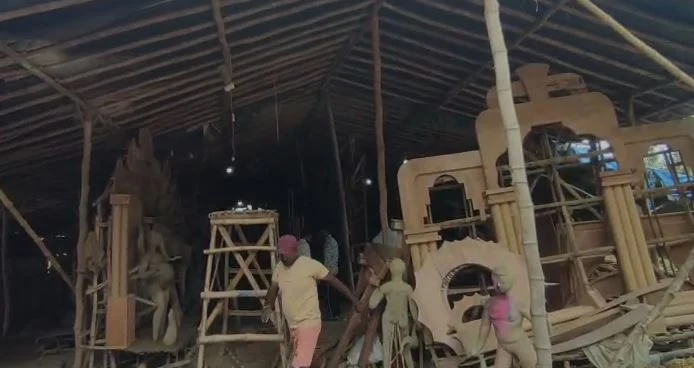 अयोध्या- देवकाली इलाके में दुर्गा प्रतिमा बना रहा मूर्तिकार उत्तम पाल एडवांस रुपए लेकर अचानक अपनी टीम के साथ फरार।