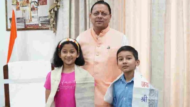 देहरादून: माउंट किलिमंजारो का सफल आरोहण करने वाले पर्वतारोही रियांश और प्रिशा पहुंचे दून, CM से मिले