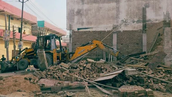 गाजियाबाद में बुलडोजर एक्शन: हिस्ट्रीशीटर हाजी सलमान के जीजा का निर्माणाधीन मकान ध्वस्त, कब्रिस्तान की है जमीन