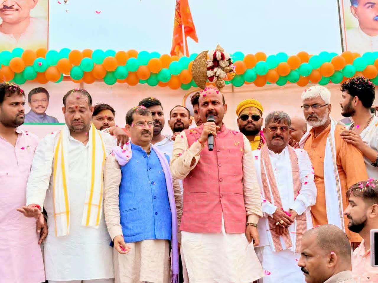 अयोध्या- शंखनाद, घंटा-घड़ियाल और स्वस्तिवाचन के बीच हुआ हरीश द्विवेदी का स्वागत