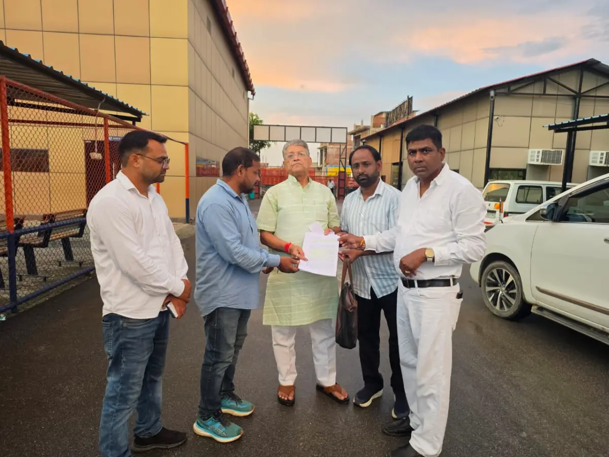 अयोध्या- निषाद छात्रावास पर कथित कब्जे को लेकर निषाद समाज में आक्रोश, विधायक को सौंपा ज्ञापन