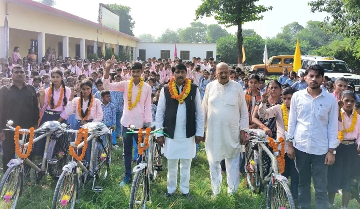 अयोध्या- प्रतिभावान छात्र-छात्राओं को साइकिल वितरण करते समाजसेवी सुरेश यादव
