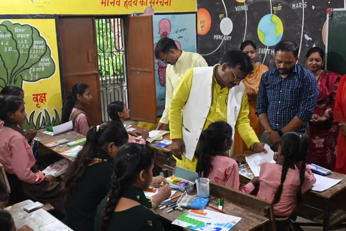 अयोध्या- मिल्कीपुर में नन्हीं प्रतिभाओं ने कलाकृतियों में भरे कल्पना के रंग