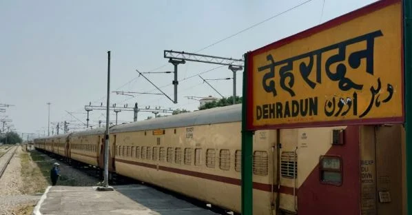 देहरादून रेलवे स्टेशन: ट्रेनों में सघन जांच, भोजन की गुणवत्ता परखी, धूम्रपान करने वाले यात्रियों पर जुर्माना