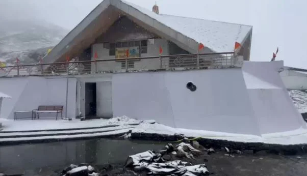 उत्तराखंड: हेमकुंड साहिब में सीजन की पहली बर्फबारी, केदारनाथ घाटी में भारी बारिश और घना कोहरा छाया