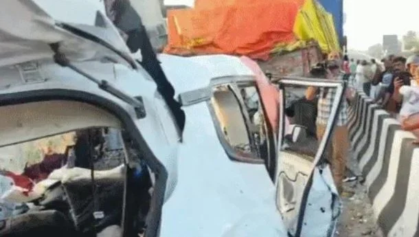 दर्दनाक हादसा- त्रिशूर में खड़े ट्रक से टकराई कार: तमिलनाडु के आठ छात्रों की मौत