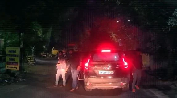 गुरुग्राम में दबंगई का वीडियो: कार रोककर बदमाशों ने तोड़ा शीशा, थाने के सामने भी पीटा, ओयो से तीन आरोपी दबोचे