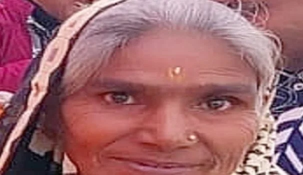 हैवानियत की हदें पार: बुजुर्ग महिला की दराती और पत्थरों से गोदकर हत्या, 95 वर्षीय मां घायल,आरोपी फरार