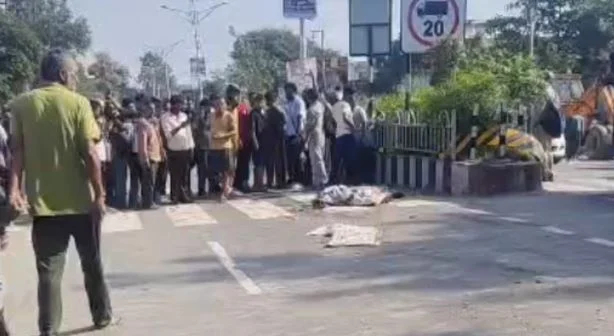 देहरादून- दर्दनाक हादसा: मोहब्बेवाला में सीमेंट से लदा ट्रक पलटा, चपेट में आने से एक की मौत, दो गंभीर घायल