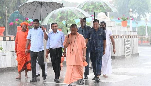 UP: मौसमी बदलाव को लेकर सीएम योगी ने दिए निर्देश, रेड अलर्ट के चलते कई जिलों में आज बंद रहेंगे स्कूल