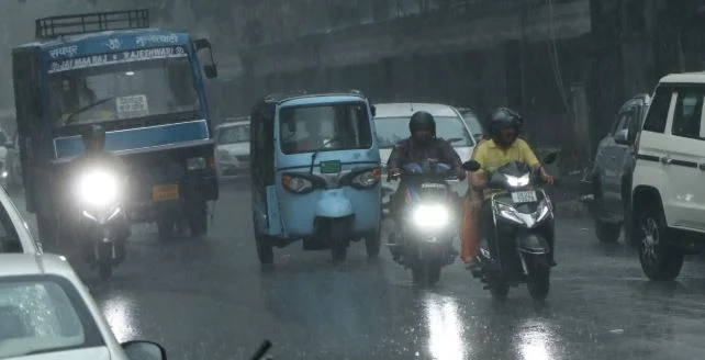 उत्तराखंड मौसम: आज प्रदेश के पांच जिलों में भारी बारिश का ऑरेंज अलर्ट, 2 नवंबर तक सतर्क रहने की चेतावनी