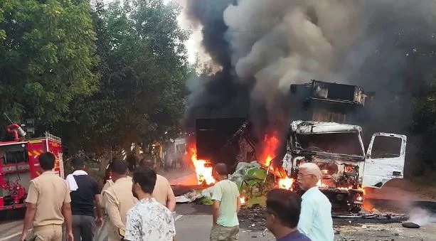 ब्रेकिंग: आगरा-अलीगढ़ हाईवे पर भीषण हादसा,  कंटेनर-डंपर की भिड़ंत के बाद लगी आग, 2 की मौत की आशंका