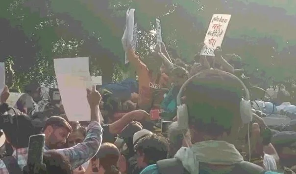दिल्ली: जंतर-मंतर की ओर बढ़े प्रदर्शनकारी, सीईसी के इस्तीफे की मांग,हिरासत में कई आप कार्यकर्ता