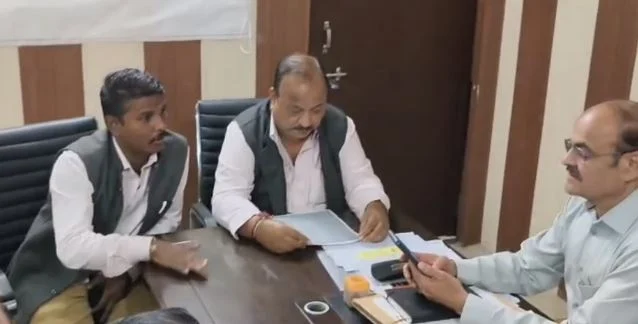 हरिद्वार: कांग्रेस पार्षदों ने किया सहायक नगर आयुक्त का घेराव, ई-कार्ट के लिए निगम की भूमि फ्री देने का विरोध