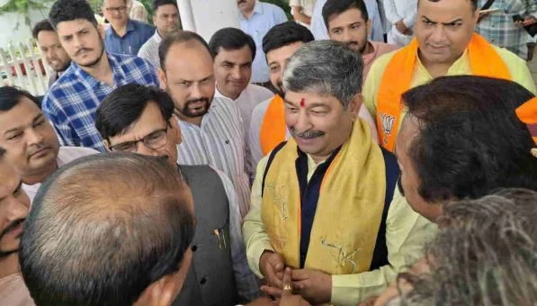 उत्तराखंड: भाजपा के राज्यसभा प्रत्याशी दिनेश आर्य ने सीएम धामी की मौजूदगी में दाखिल किया नामांकन