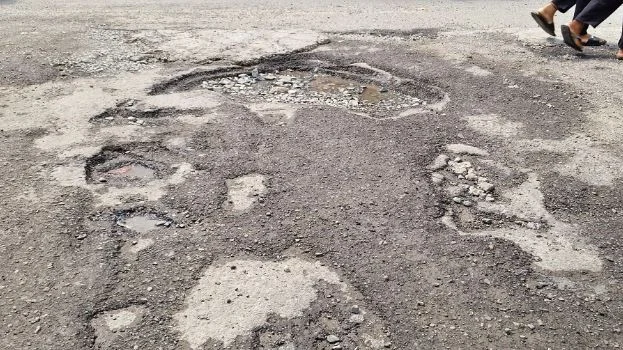 हल्द्वानी: सड़कें जख्मों से भरी…मरहम लगाने की रफ्तार धीमी, CM के निर्देशों का शहर में नहीं दिख रहा असर