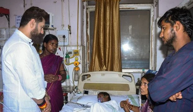 बिहार: नाव हादसे में मृत बच्चों के परिजनों से मिले चिराग पासवान, अधिकारियों की जवाबदेही तय करने का दिया भरोसा