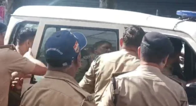 देहरादून: DAV पीजी कॉलेज छात्रसंघ चुनाव में बवाल, प्रत्याशियों को समर्थन देने पहुंचे कांग्रेसी गिरफ्तार