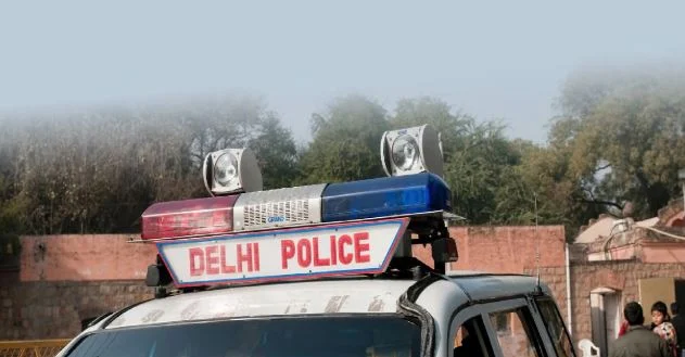 दिल्ली: मेट्रो में सरकार के कामकाज पर सवाल उठाने वाले पोस्टर मिले, अज्ञात लोगों के खिलाफ FIR दर्ज