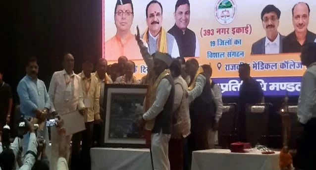 हल्द्वानी: प्रांतीय व्यापारी सम्मेलन में पहुंचे CM धामी, 19 जिलों की 393 इकाइयों के पदाधिकारी जुटे