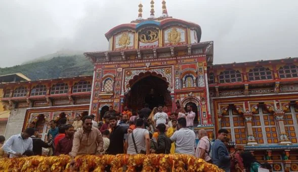 बदरीनाथ: धाम में उमड़ा आस्था का सैलाब, दूसरे चरण की यात्रा में बढ़ी भीड़, लंबी कतारों से बुजुर्ग परेशान