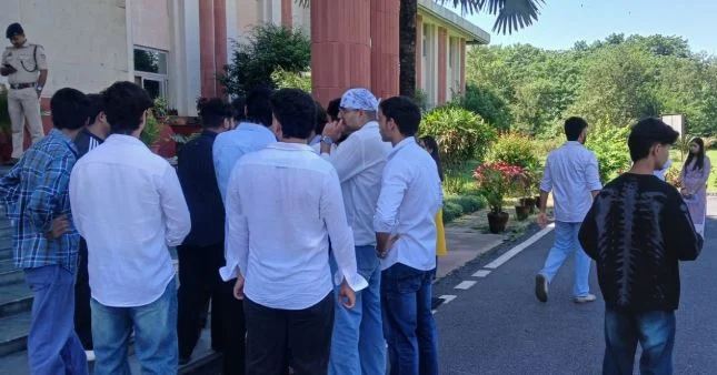 उत्तराखंड में छात्रसंघ चुनाव: कहीं बवाल तो कहीं ढोल-नगाड़ों के बीच जश्न, कॉलेजों में मतदान को लेकर दिखा उत्साह