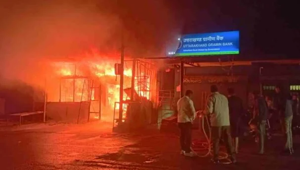 देवप्रयाग:ऋषिकेश बदरीनाथ हाईवे के पास बछेलीखाल बाजार में दुकान में लगी भीषण आग, सारा सामान जलकर खाक
