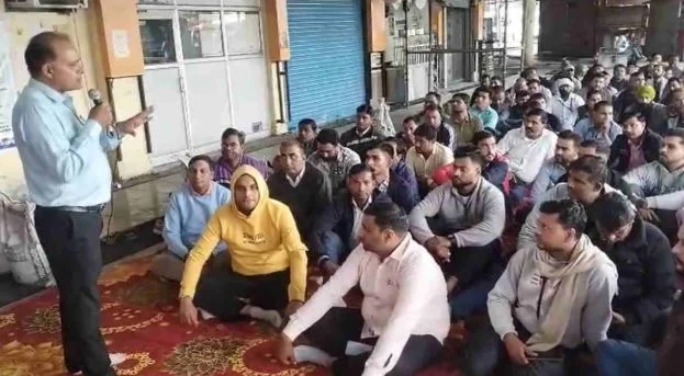 उत्तराखंड: रोडवेज प्रबंधन से वार्ता बेनतीजा, समान वेतन-नियमितीकरण की मांग, अनिश्चितकालीन हड़ताल पर कर्मचारी